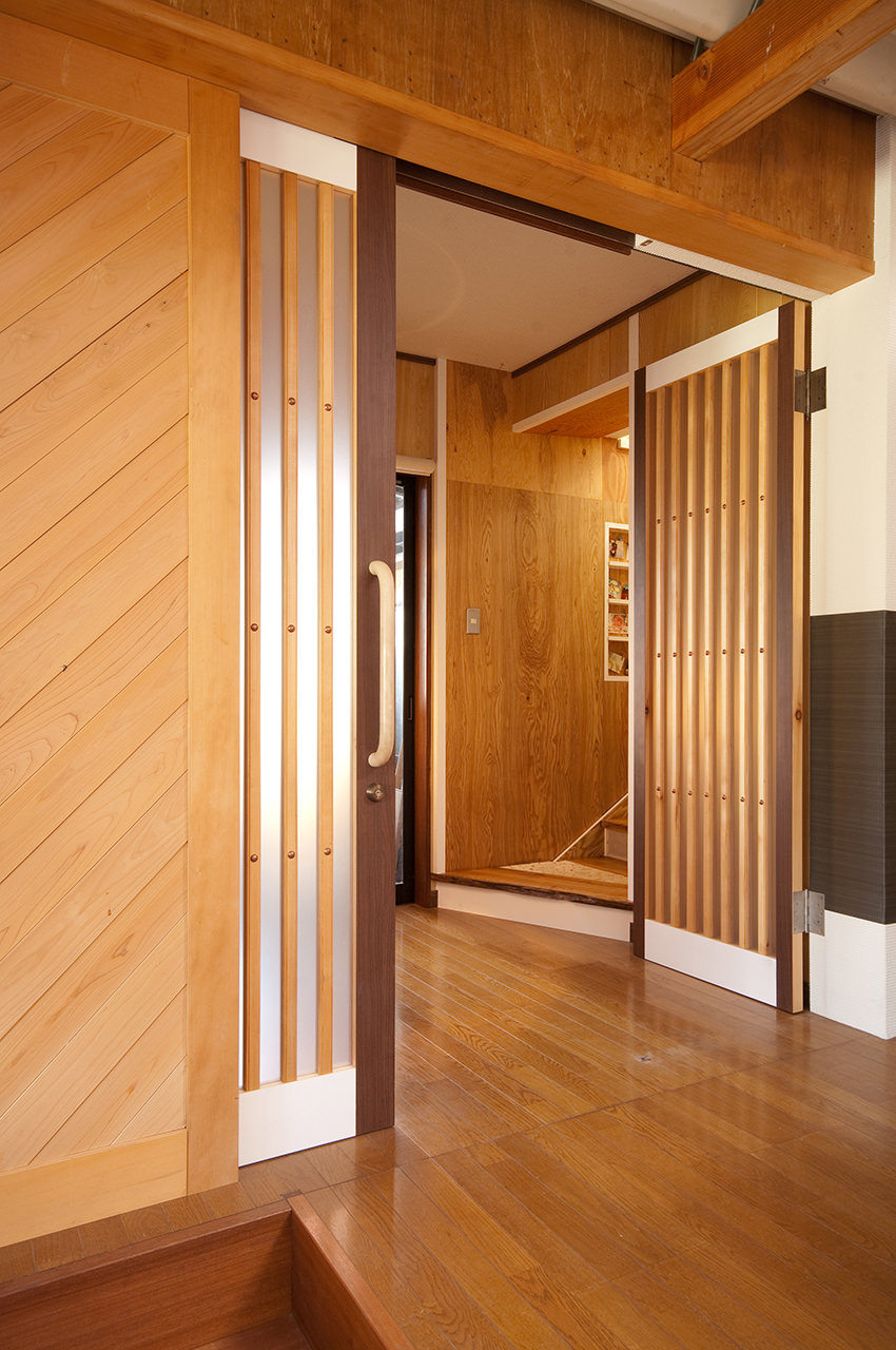 大きな木材のスライドドア